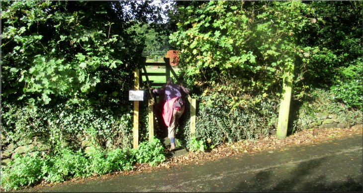 About 40m past the Ship Inn we turned left off the road over a wooden step stile to a path across the field